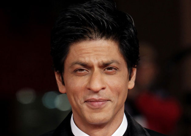 Shah Rukh Khan lends a helping hand